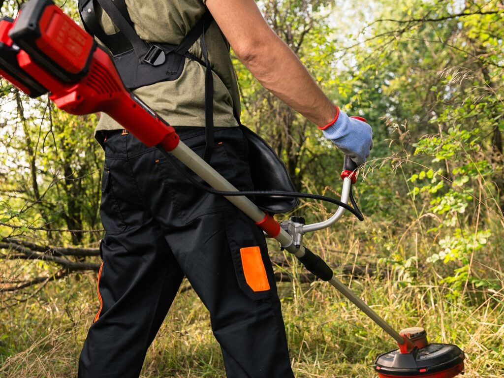 Trabajador forestal con una desbrozadora.