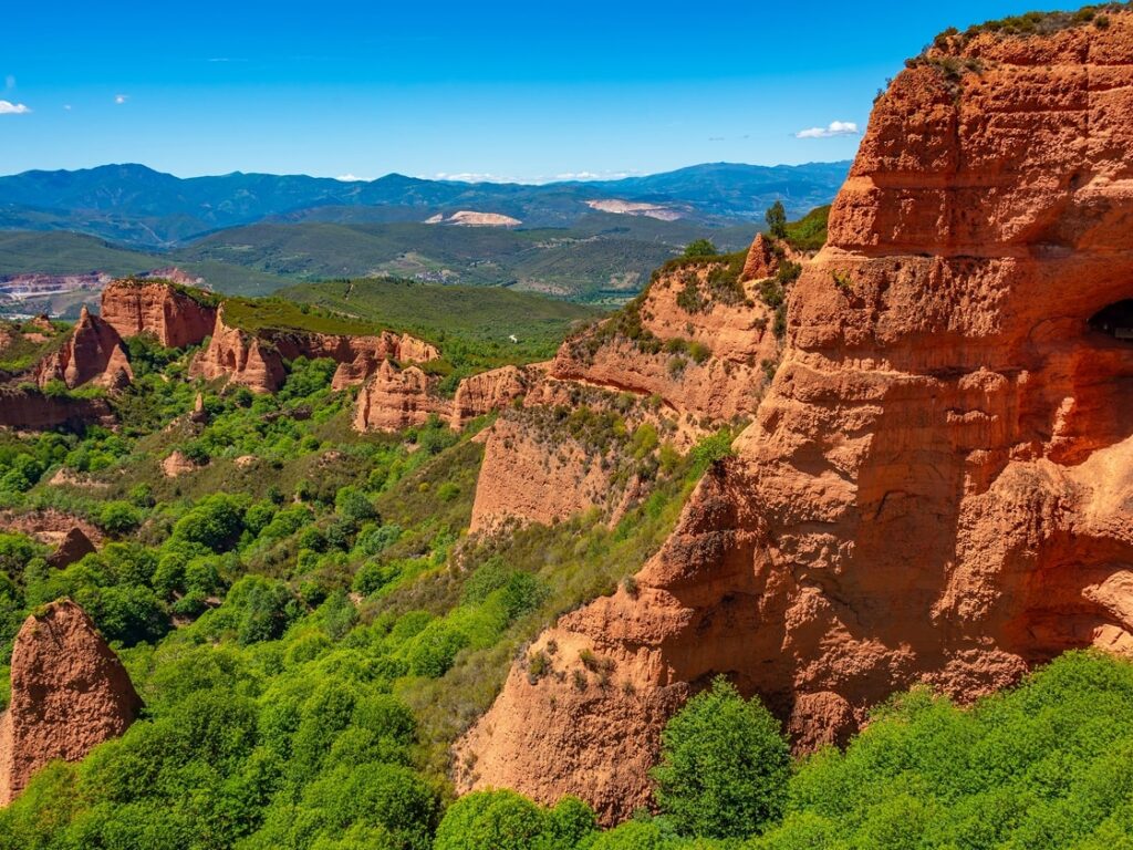 El fuego consume la riqueza arbórea de Las Médulas